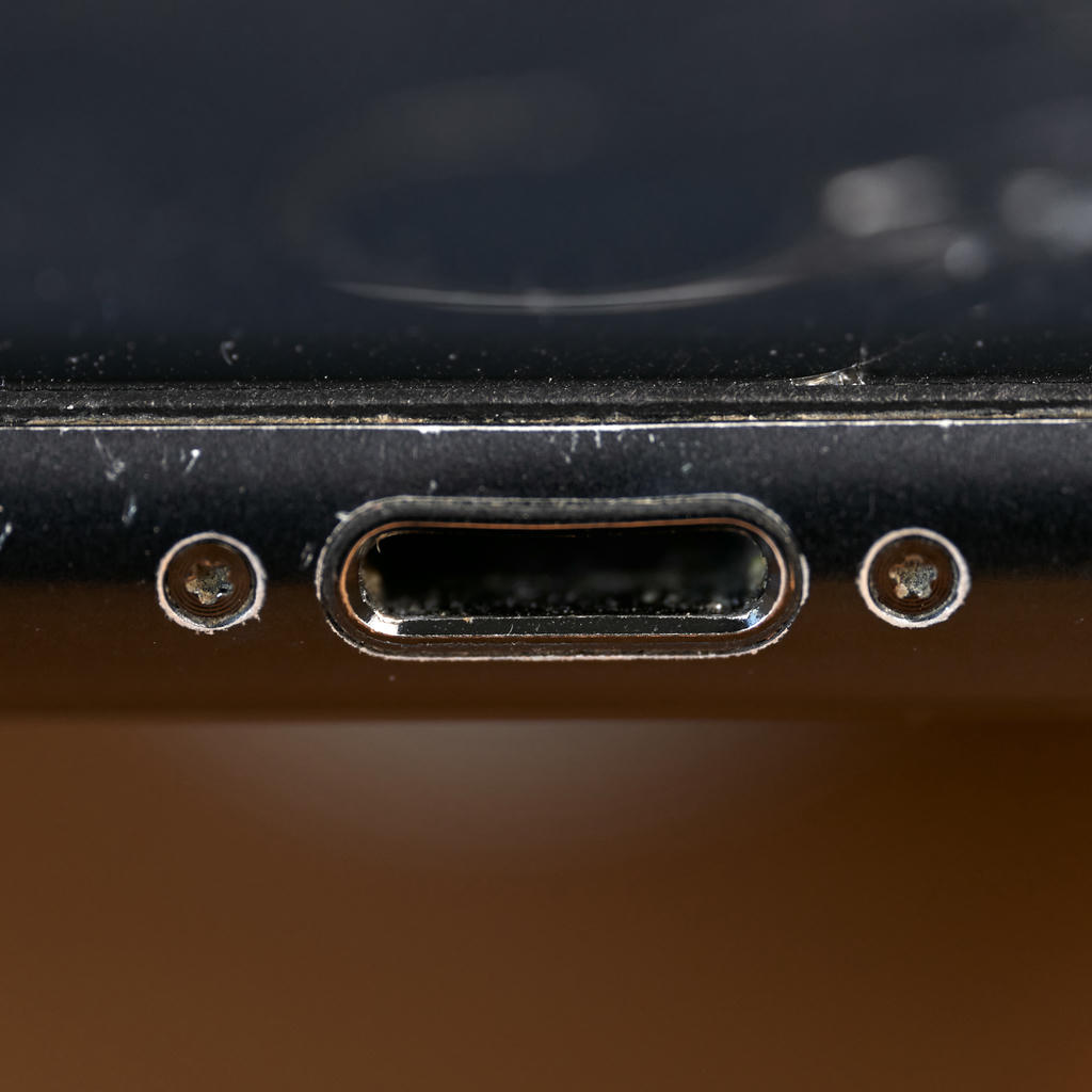 iPhone 7 Plus with bent Lightning port