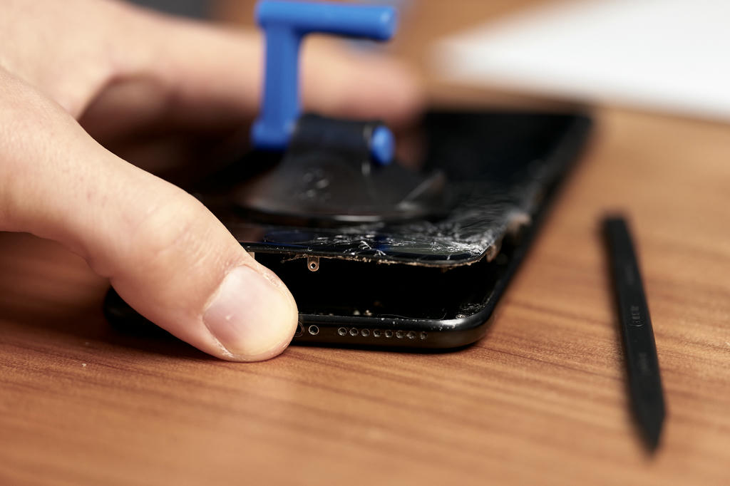 Using an iFixit suction cup to remove the screen from an iPhone 7 Plus